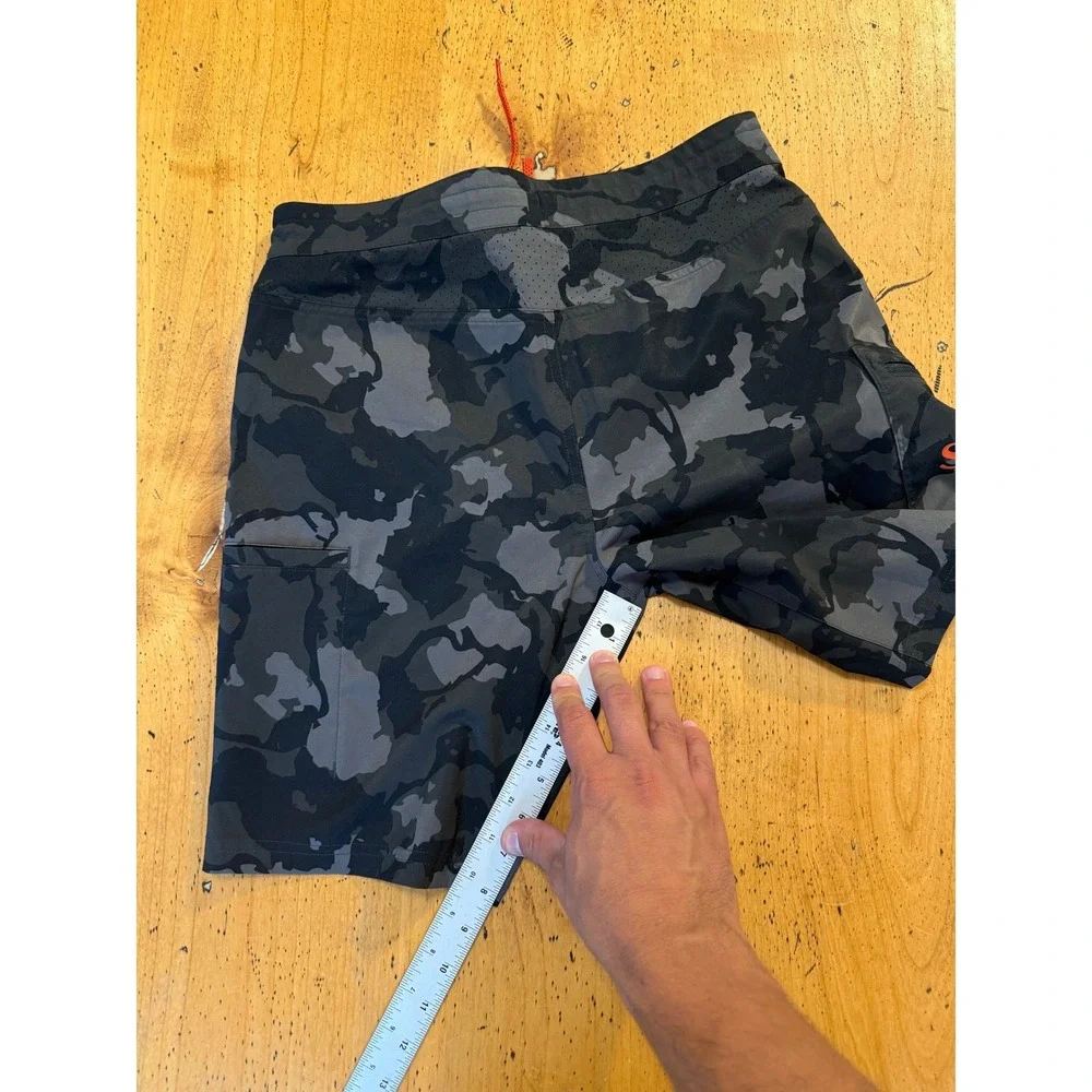 Simms Fishing Shorts Size 30 Mens Gray Camo Board Shorts Quick Dry Cargo Pockets